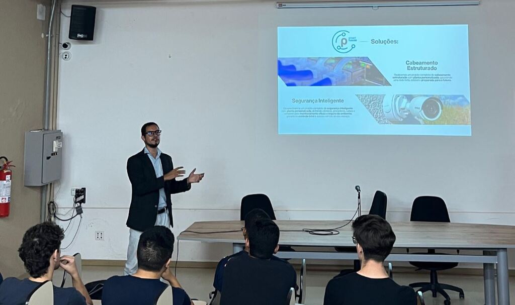 Guilherme da Prime Smart House apresenta soluções de casa inteligente na UFSCar