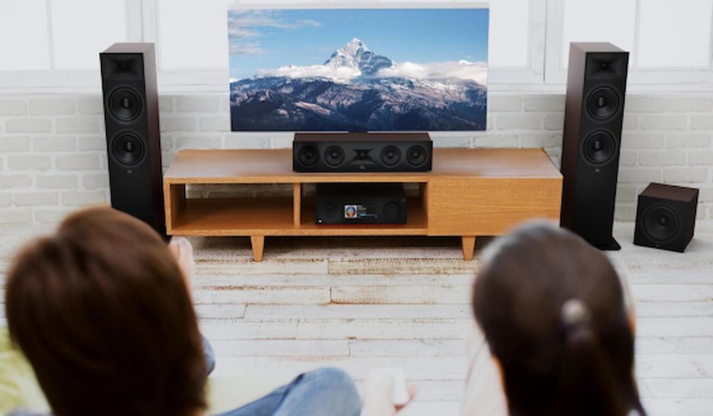 Sala com sistema de som JBL Stage 2 instalado para home theater