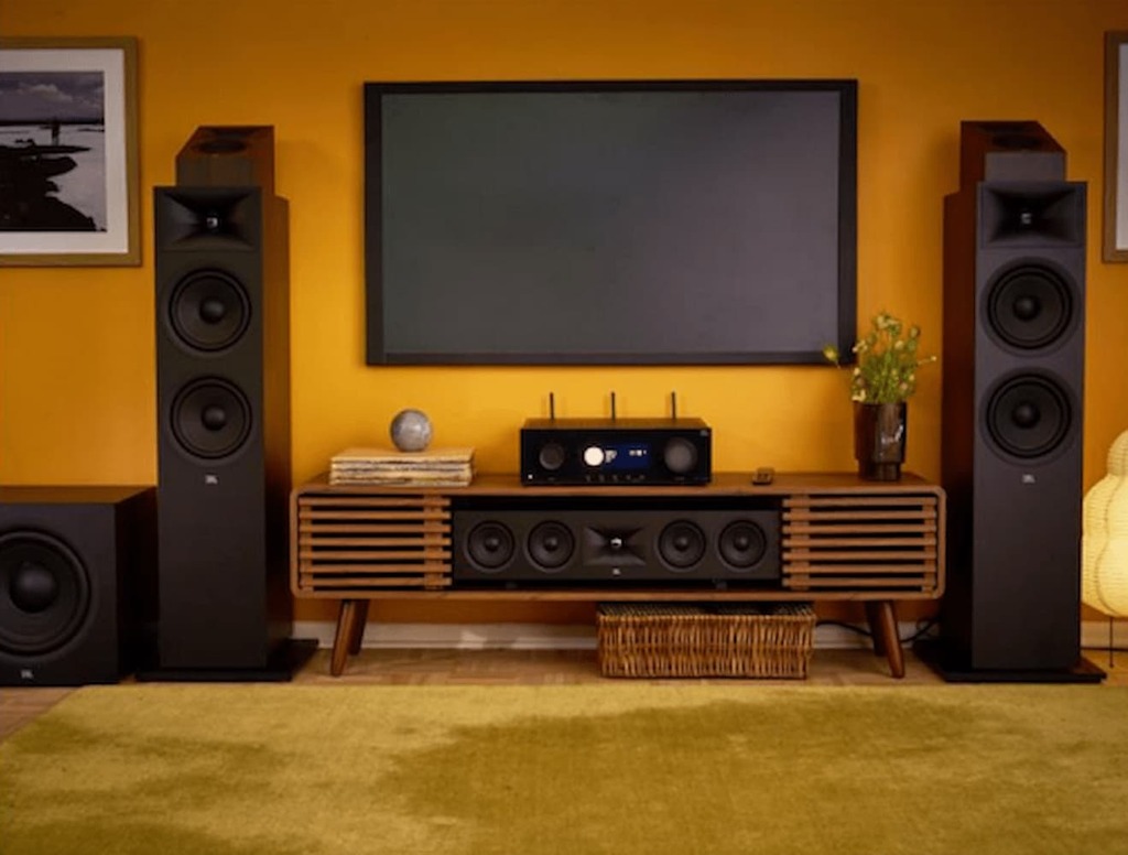 Sala com caixas JBL Stage 2 integradas a sistema de som residencial