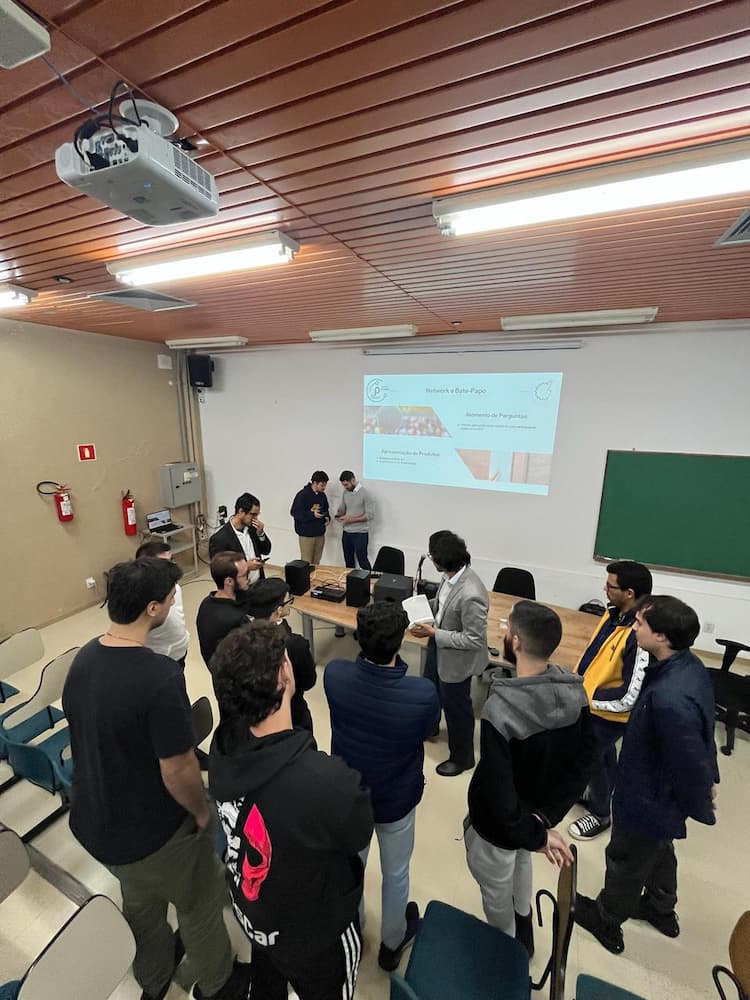 Alunos da UFSCar observam equipamentos da Prime Smart House em demonstração prática.