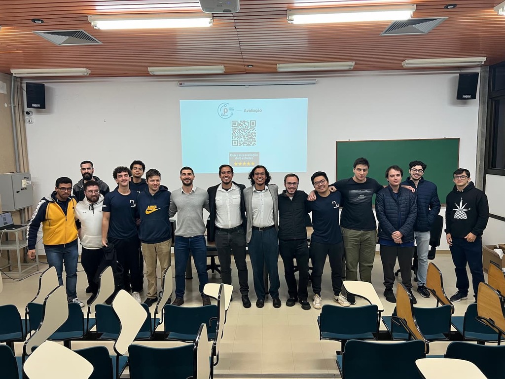 Leonardo e Guilherme da Prime Smart House posam com alunos da Empeltec Jr. após palestra na UFSCar.