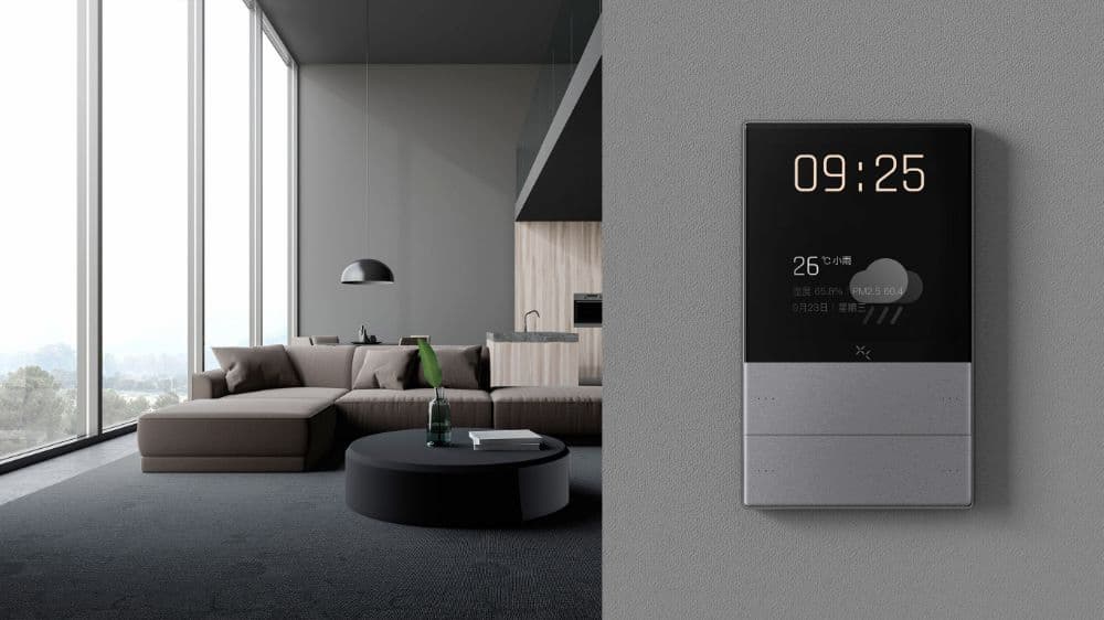Painel digital de automação em parede cinza com design moderno em ambiente de sala contemporânea.
