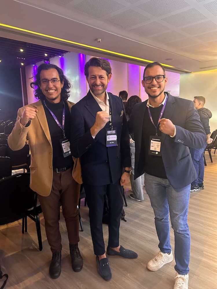 Leonardo e Guilherme da Prime Smart House com Eduardo Prado no evento Auvo Converge 2025