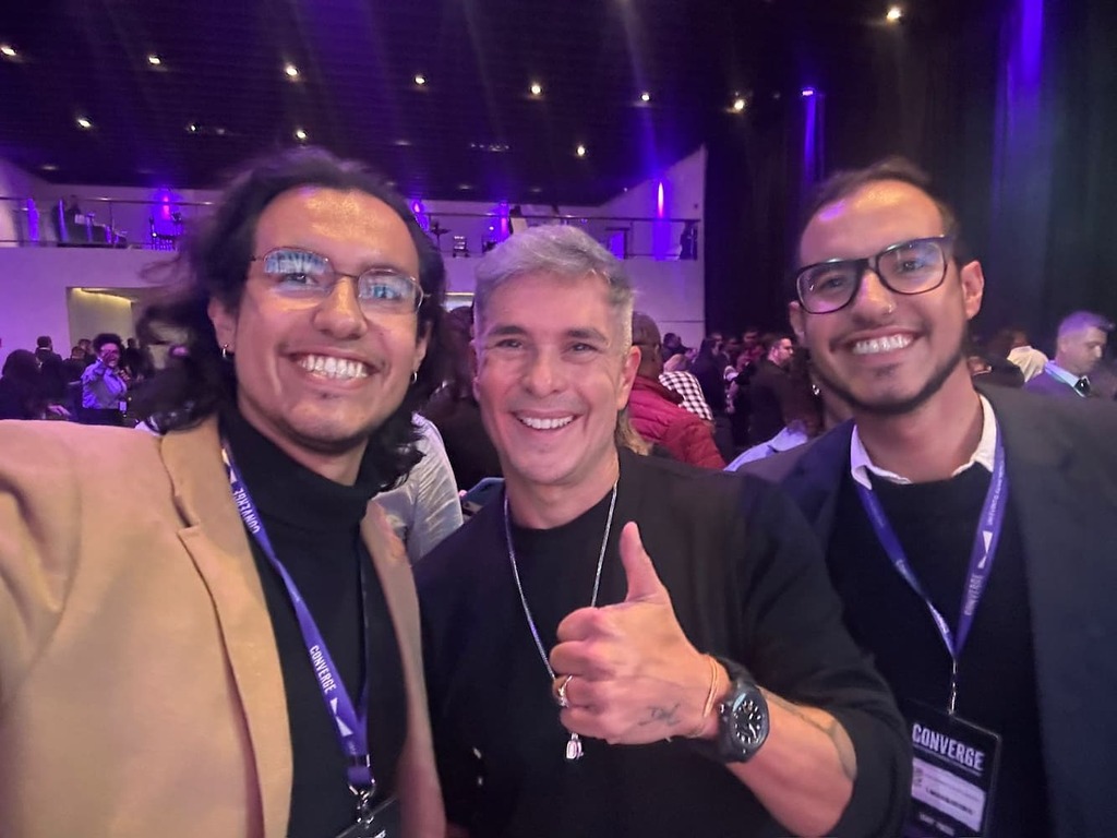 Leonardo e Guilherme da Prime Smart House com Ivan Moré no evento Auvo Converge 2025

