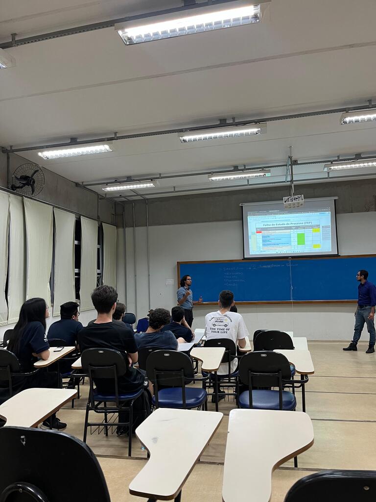 Leonardo e Guilherme da Prime Smart House apresentando ferramentas de gestão em sala de aula da UFSCar para alunos da Empeutec Jr.