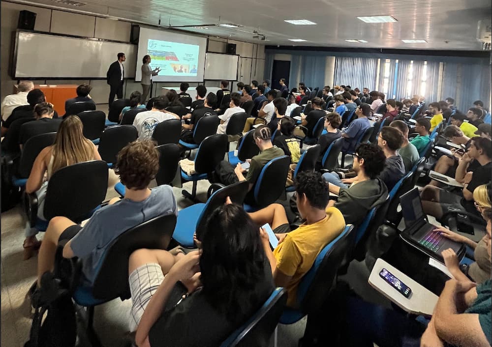 Palestra da Prime Smart House na USP com auditório cheio de alunos da Engenharia Elétrica assistindo à apresentação