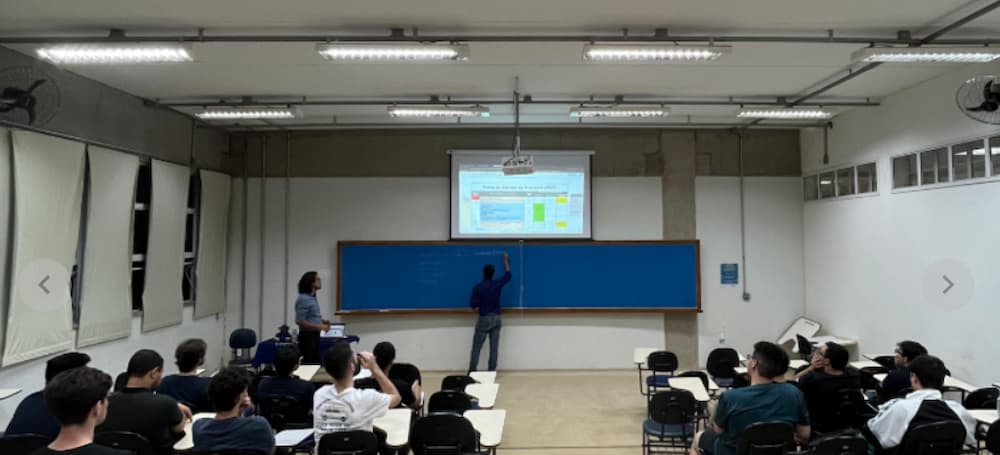 Estudantes da Empeutec Jr. assistindo à palestra da Prime Smart House na UFSCar sobre gestão empresarial.