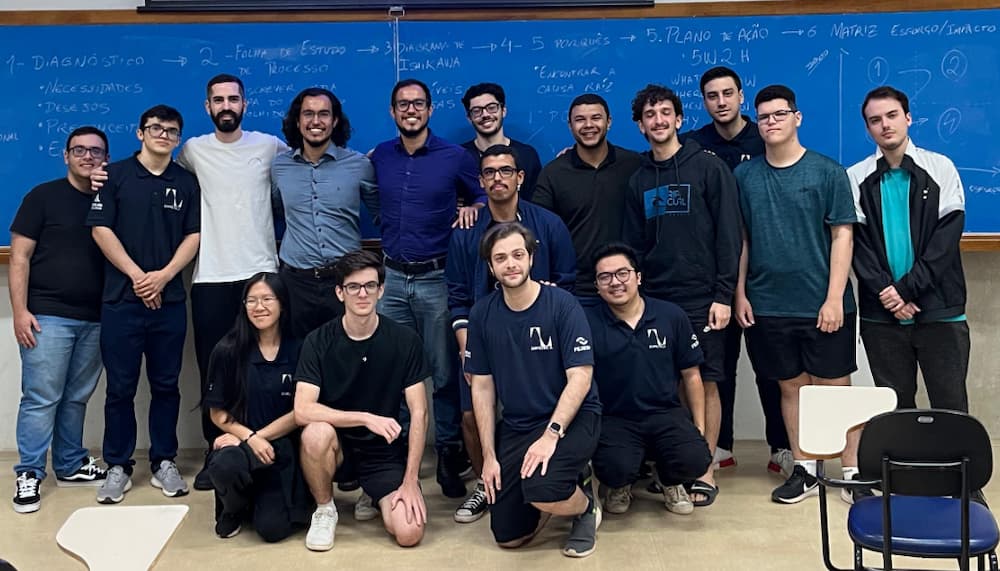 Fundadores da Prime Smart House com alunos da Empeutec Jr. após palestra sobre ferramentas de gestão na UFSCar