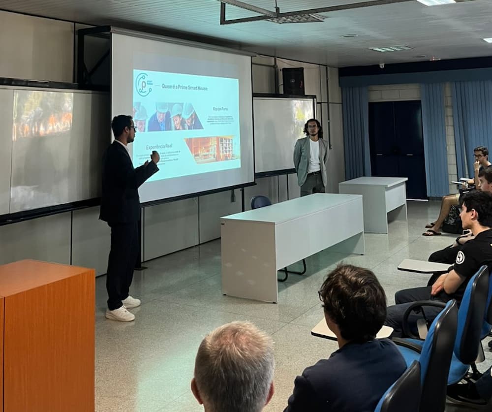 Leonardo e Guilherme da Prime Smart House apresentando sobre a empresa para alunos da USP durante palestra em sala de aula